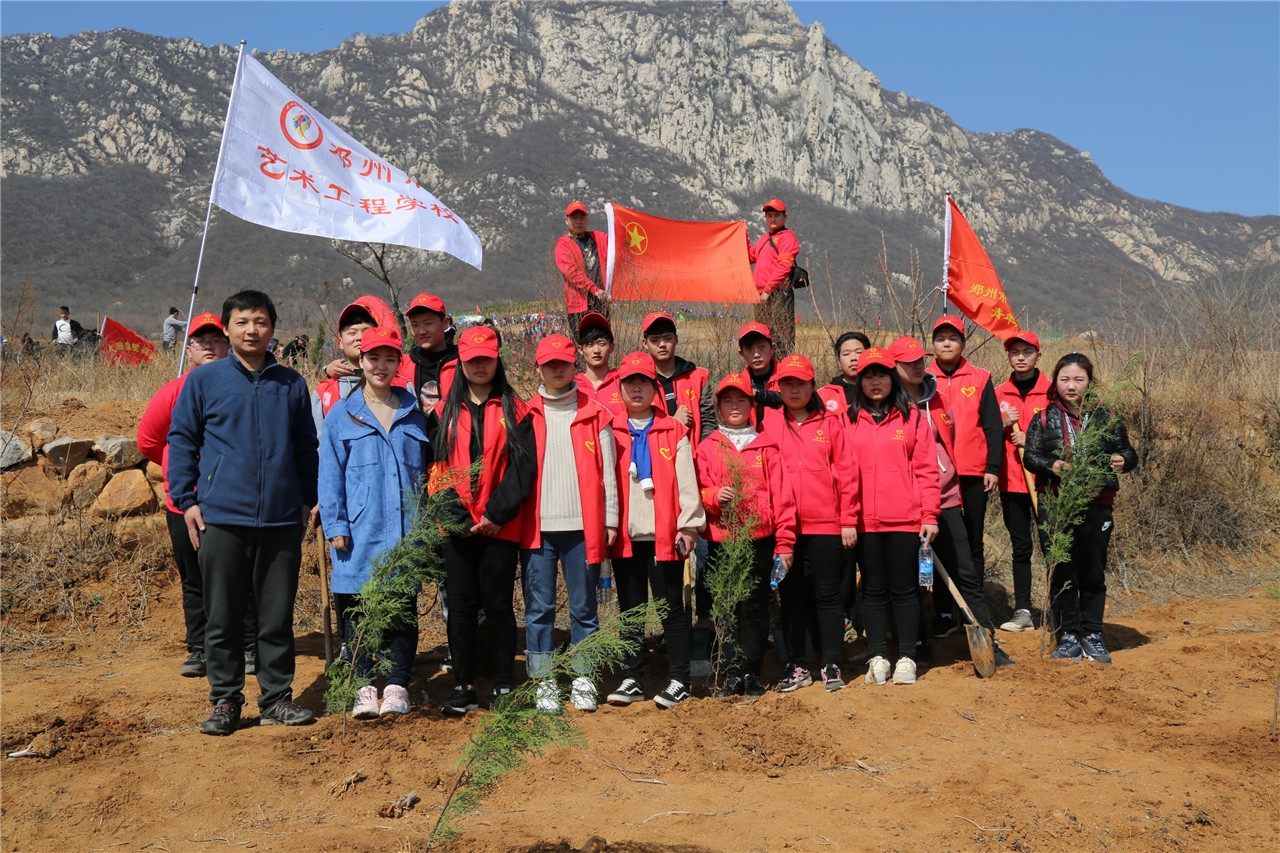 藝術(shù)工程師生齊植樹,，共添綠色建家園