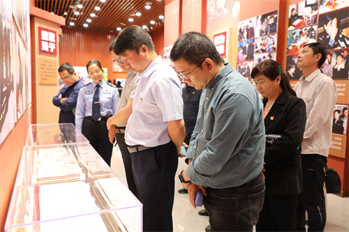參觀、學(xué)習(xí)任長霞同志生前資料