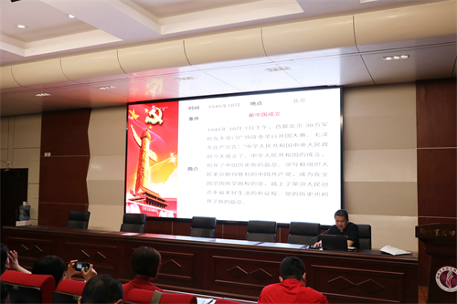 鄭州藝術(shù)幼兒師范學(xué)校黨委委員、副校長(zhǎng)竇亮為大家上黨課