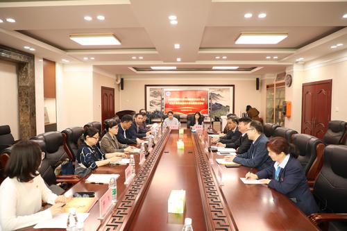 1鄭州市機(jī)構(gòu)編制委員會(huì)辦公室王曉燕一行15人到鄭州藝術(shù)幼兒師范學(xué)校非遺示范傳承中心開展主題黨日活動(dòng)