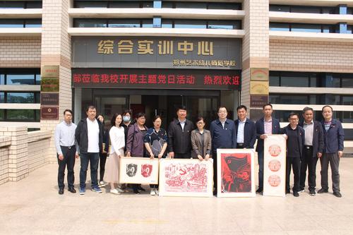 7宋志強(qiáng)向市編辦贈(zèng)送師生制作的非遺黨建作品