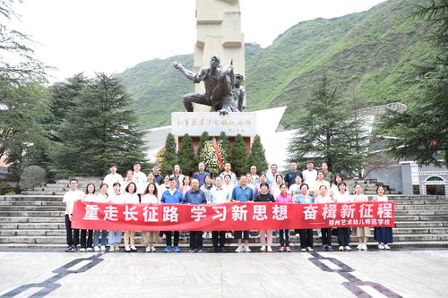 3.在紅軍飛奪瀘定橋紀(jì)念館內(nèi)開展黨史教育活動(dòng)