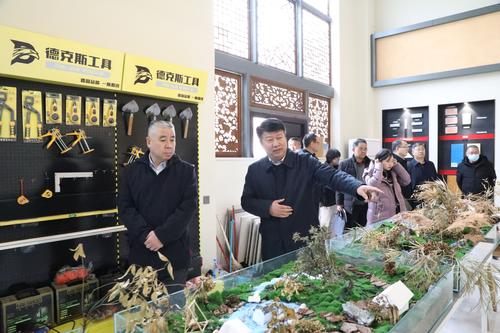 4察看建筑裝飾技術(shù)綜合實(shí)訓(xùn)室建設(shè)情況