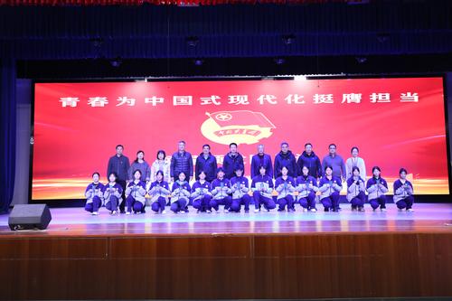 6-學(xué)校領(lǐng)導(dǎo)為新團(tuán)員頒發(fā)團(tuán)員證