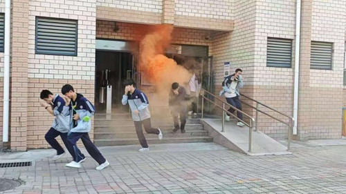 3學生們在教官引導下有序撤離