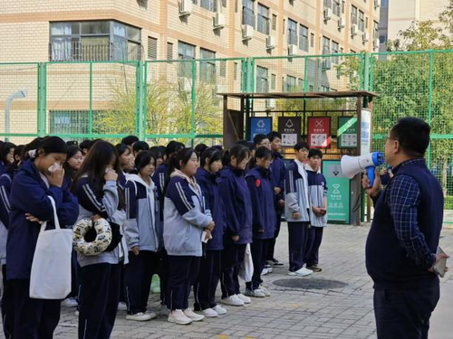 4學生處主任鄭丹為學生講解消防安全知識