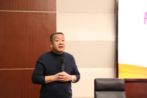 3濮陽市雜技藝術(shù)學(xué)校校長(zhǎng)田孝民為學(xué)校教師開展德育培訓(xùn)會(huì)