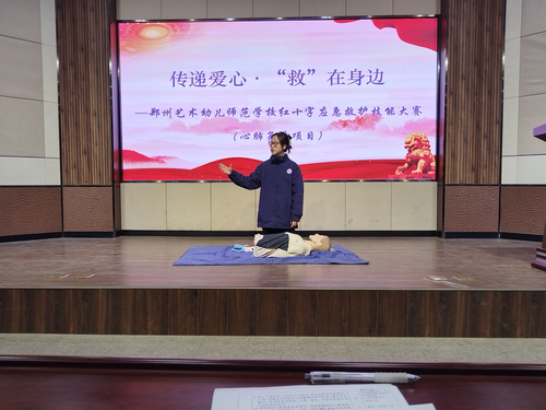4參賽選手正在請(qǐng)人幫忙撥打120以及尋找除顫儀