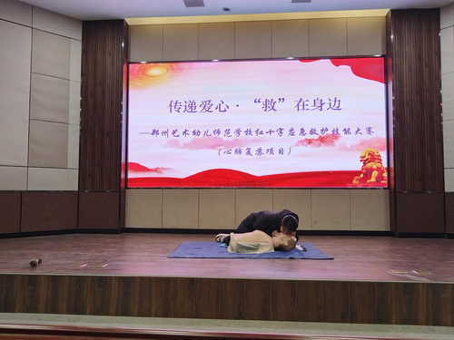5參賽選手正在進(jìn)行口對(duì)口人工呼吸操作