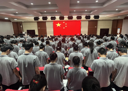 團(tuán)員在國旗下集體默哀