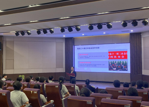 學校團委副書記鄭麗影給團員們授課
