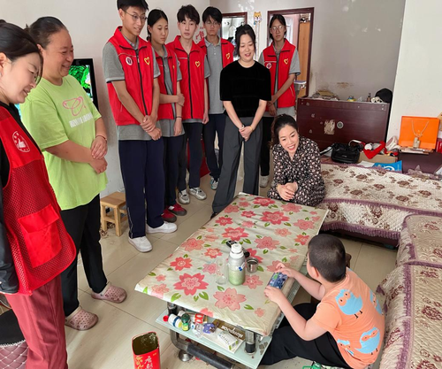 到城市之家小區(qū)看望患病兒童