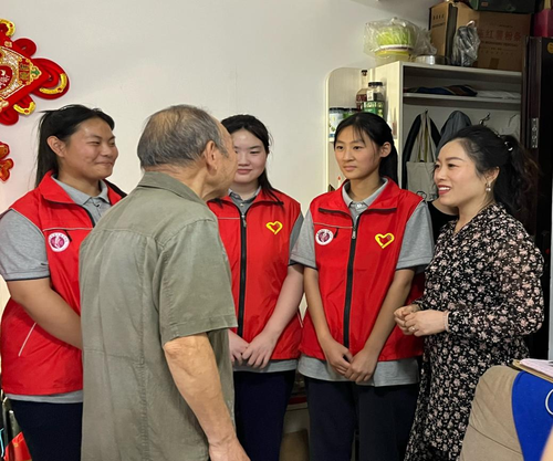 看望85歲孤寡老人并送上中秋祝福