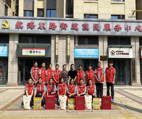 鄭州藝術(shù)幼兒師范學(xué)校組織團(tuán)員到航東社區(qū)開展“我們的節(jié)日中秋節(jié)”慰問活動