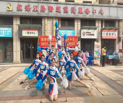 同學們表演啦啦操《青春飛揚》