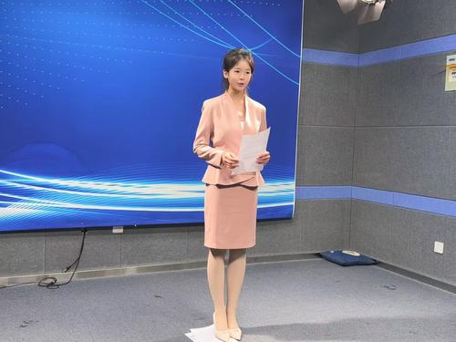 播音與主持專業(yè)學(xué)生進(jìn)行即興評述