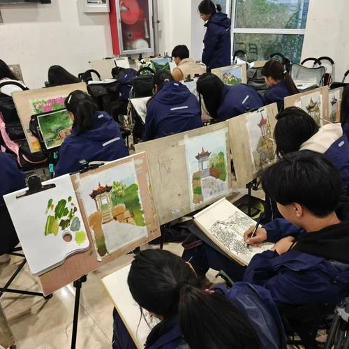 雨中畫(huà)室，學(xué)生完善自己的作品