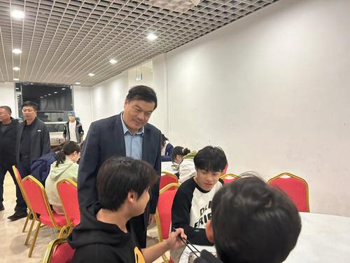 6馬進(jìn)偉了解學(xué)生用餐情況
