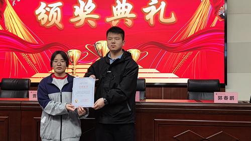 4學(xué)生代表陳會涵領(lǐng)取結(jié)業(yè)證書