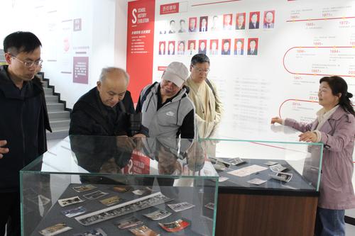 1.參觀校史館展柜內(nèi)照片影像