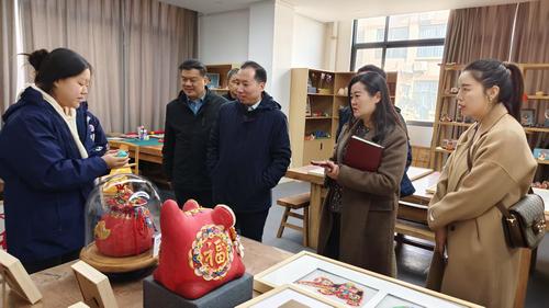 2.展示非遺面塑作品捏塑技藝