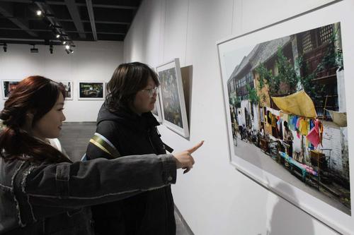 1.觀看升達(dá)藝術(shù)館展覽作品