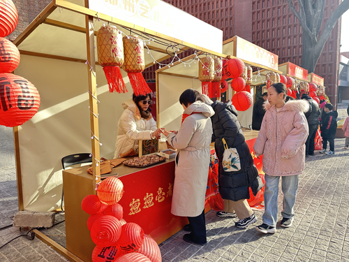 10.在皮藝攤位前駐足參觀