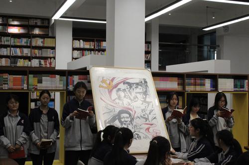 3 展示非遺木版年畫作品并結合書籍分享
