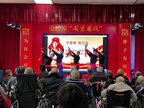 3-志愿者為老人表演蒙族族舞蹈《吉祥如意》