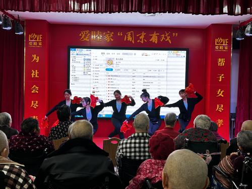 5-志愿者為老人表演東北秧歌