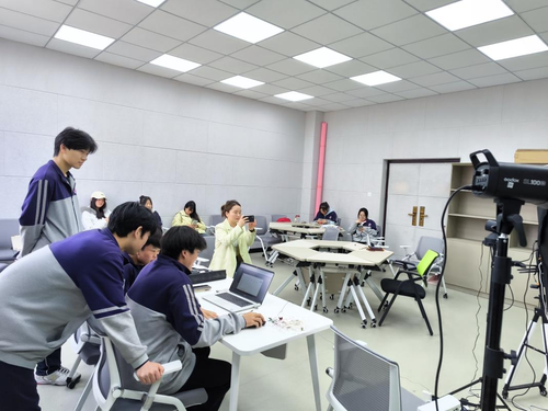 企業(yè)導(dǎo)師與學(xué)校專業(yè)老師現(xiàn)場點評