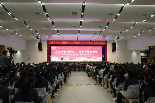 1鄭州藝術(shù)幼兒師范學(xué)校2025“校園之春”音樂會(huì)暨藝術(shù)專業(yè)教師技能匯報(bào)圓滿舉行