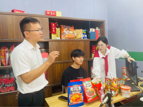 3企業(yè)導(dǎo)師指導(dǎo)學(xué)生直播實(shí)戰(zhàn)