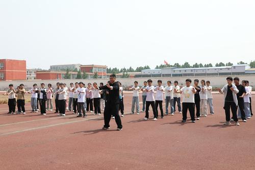 5鄭州藝術(shù)幼兒師范學(xué)校教師王志鵬帶領(lǐng)學(xué)生學(xué)習(xí)太極拳
