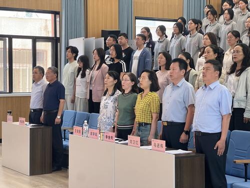 1全體人員莊嚴(yán)肅立奏唱國歌