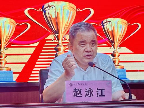 4副校級干部趙泳江寄語學(xué)生學(xué)一技之長，讓生活更美好