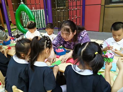 4河南省教學(xué)名師馮春霞指導(dǎo)孩子們剪紙