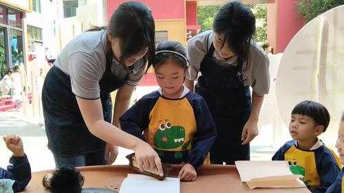 5學(xué)校學(xué)生和孩子們的互動，“大手牽小手”