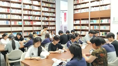 2.實習(xí)實訓(xùn)處主任朱冬梅 帶領(lǐng)學(xué)生吟誦端午詩詞
