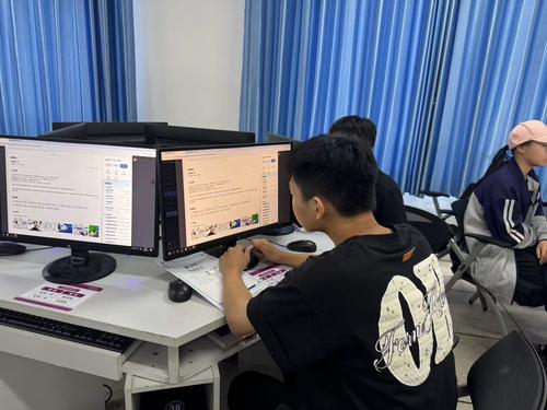 2學(xué)生認真聆聽簡歷制作要點
