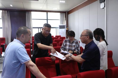 3主席團(tuán)成員深入各組進(jìn)行討論
